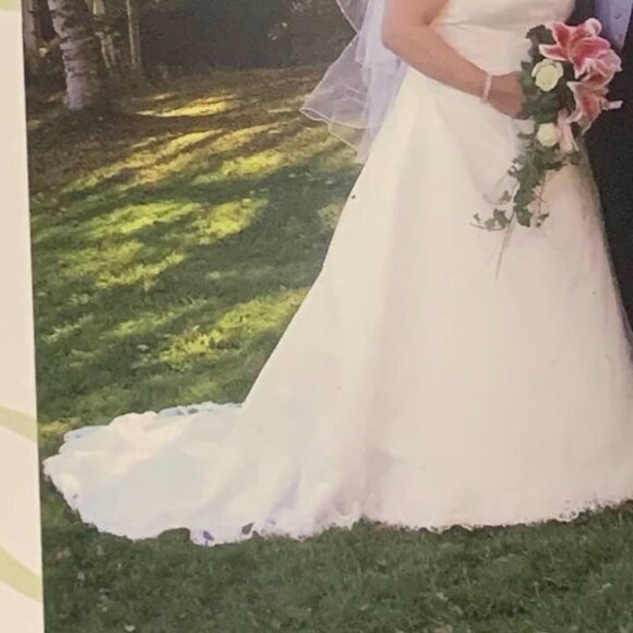 Alfred Angelo ivory halter neck, figure-flattering for curvy bride. Size 20W - Picture 3 of 11